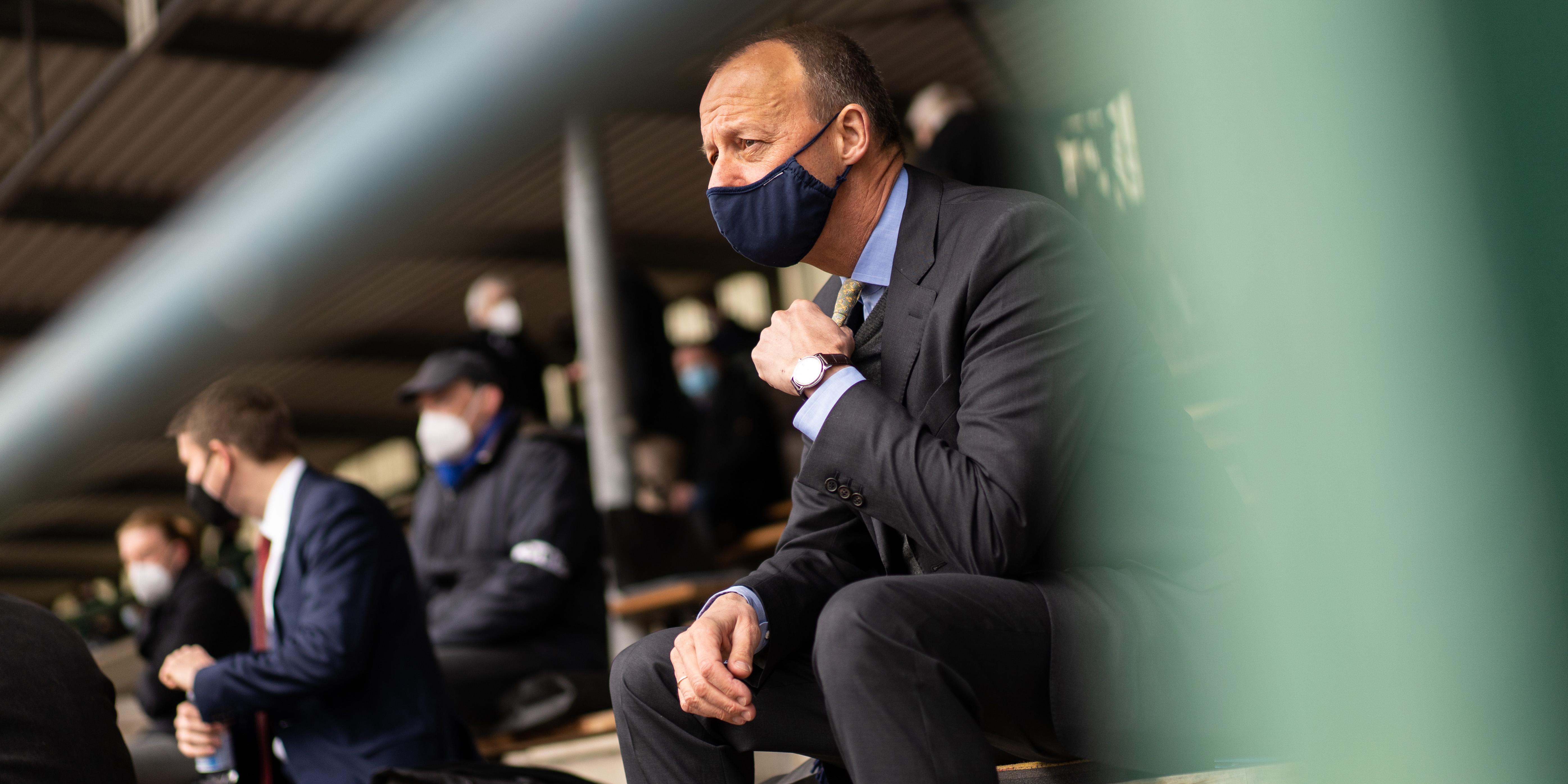 Laschet holt Merz in sein Wahlkampfteam