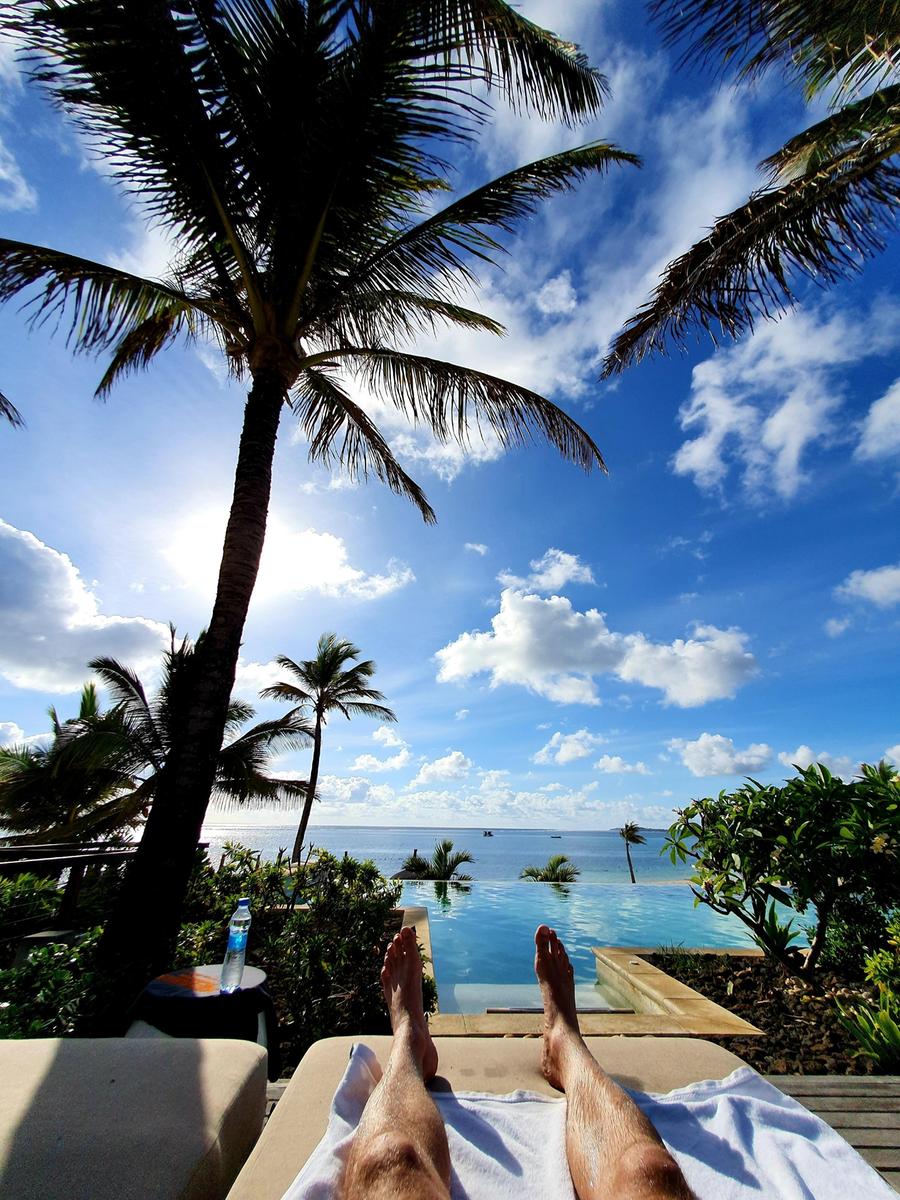 Unter Palmen am Pool auf Mauritius - nur Geimpfte dürfen davon träumen und es wahrmachen.