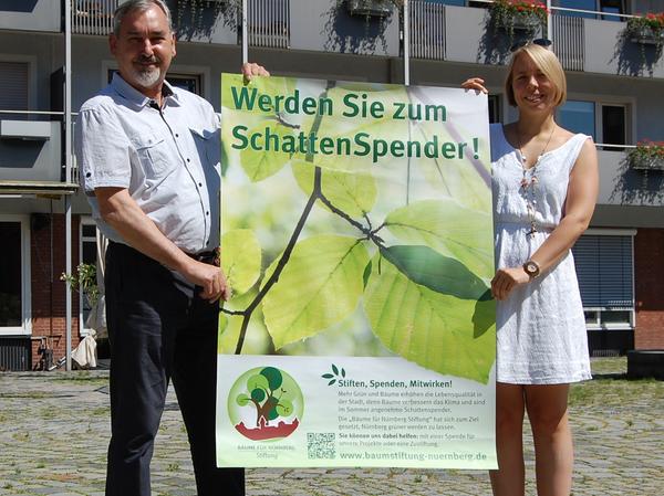 "Werden Sie zum Schattenspender": Vorsitzender Mathias Schmidt und Stiftungsleiterin Kerstin Stübs machen mit einem Plakat auf die "Bäume für Nürnberg"-Stiftung aufmerksam.