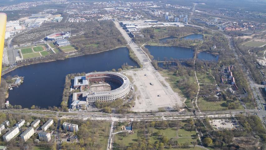  Der Nürnberger Dutzendteich mit der Kongresshalle und dem Frankenstadion (links hinten).
