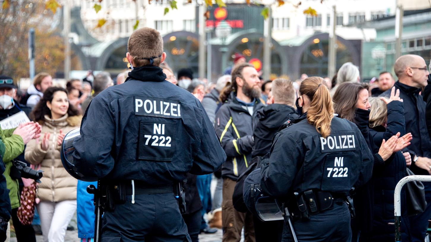 Polizisten sichern eine Demonstration gegen die Corona-Maßnahmen auf dem Opernplatz in Hannover. Sogenannte Querdenker ziehen laut Verfassungsschutz immer mehr Rechtsextremisten an und radikalisierten sich zunehmend im Internet.
