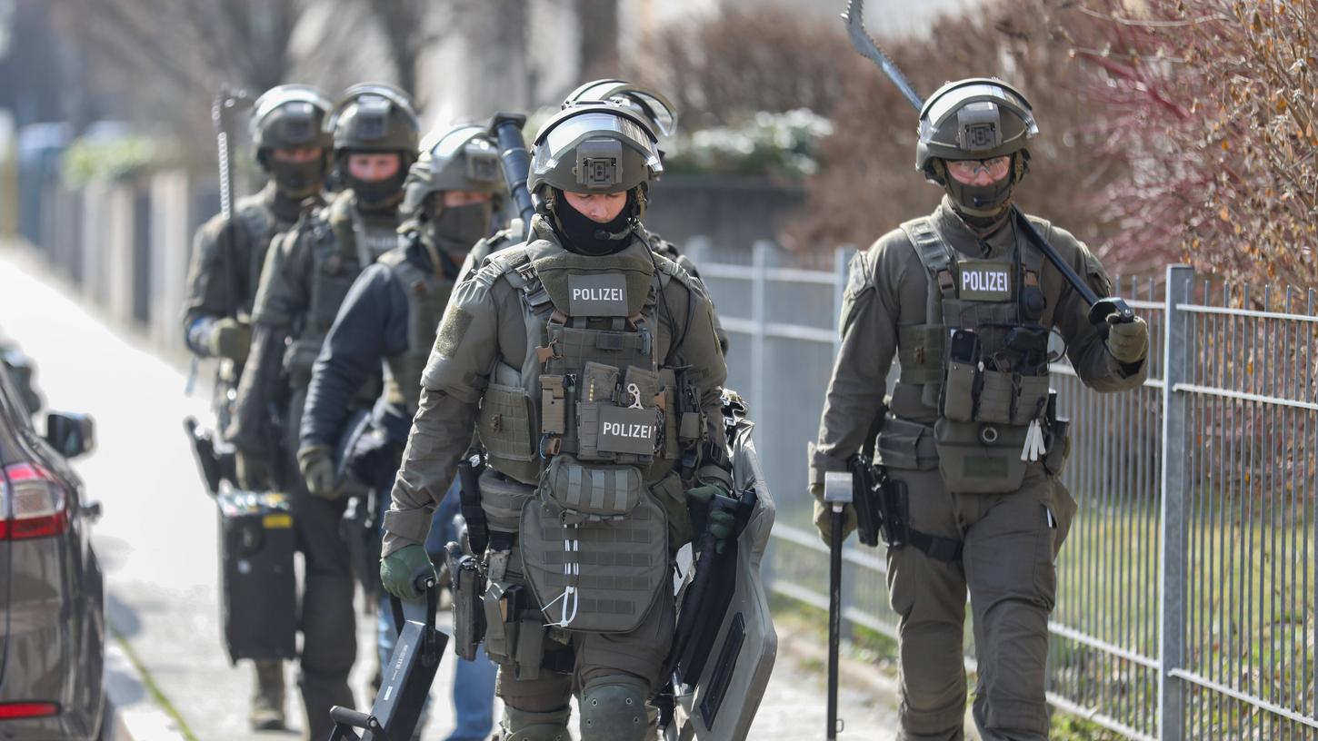 Ermittelt wird gegen zwei Polizeibeamte, die den Spezialeinheiten angehören (Symbolbild). Ermittelt wird gegen zwei Polizeibeamte, die den Spezialeinheiten angehören (Symbolbild).