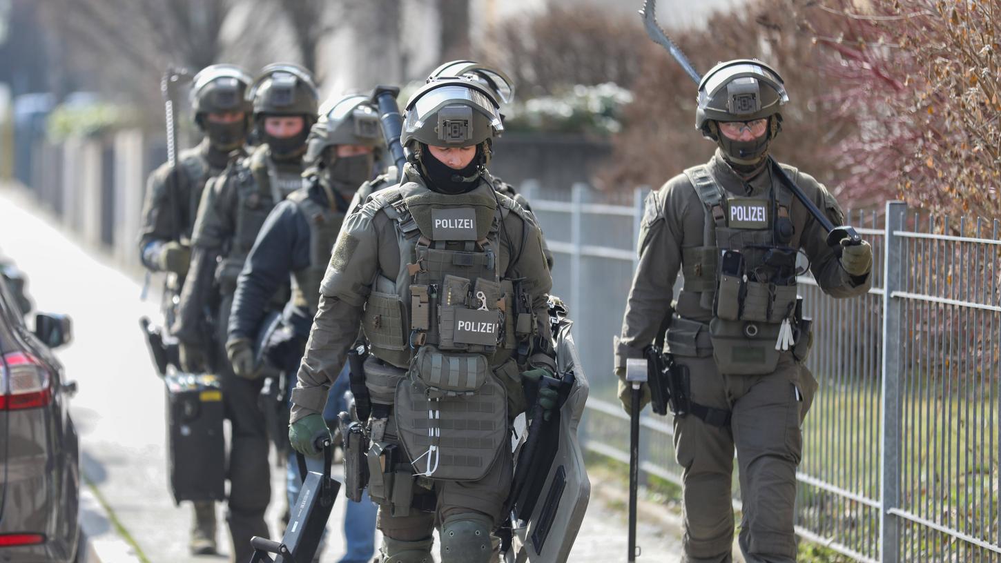 Ermittelt wird gegen zwei Polizeibeamte, die den Spezialeinheiten angehören (Symbolbild). 