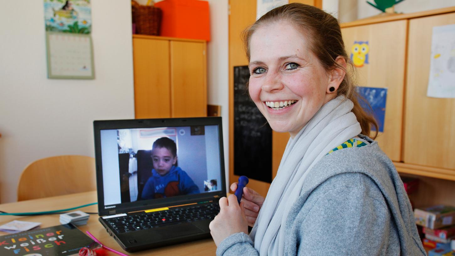 Frühförderung klappt nicht nur bei einem persönlichen Treffen, sondern auch virtuell: Logopädin Magdalena Hagen unterstützt den zwei Jahre alten Jeremias. 
