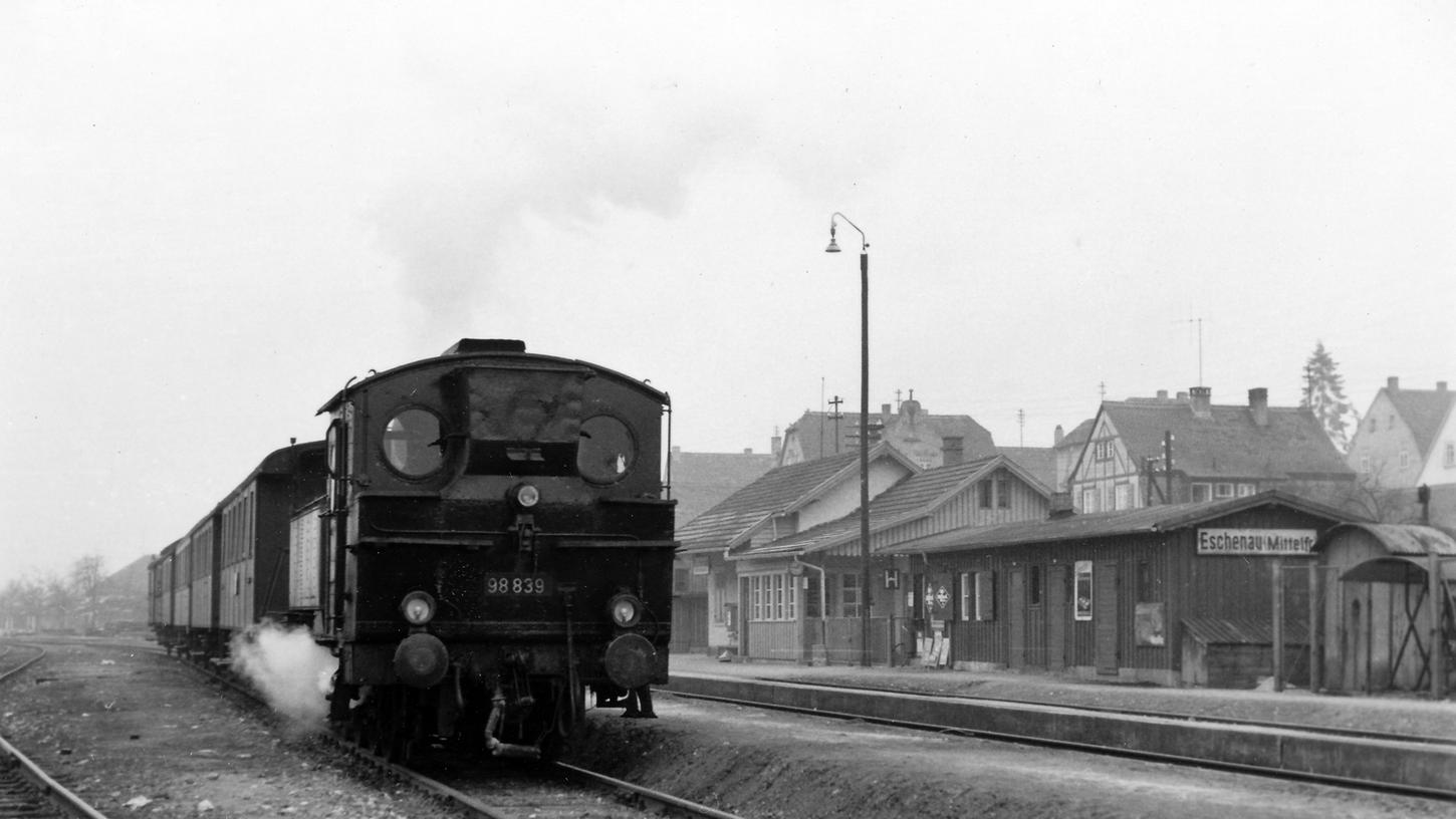 Vor über 50 Jahren fuhr eine "Seekuh" (von Sekundärbahn) genannte Nebenbahn von Erlangen nach Eckental. Hier in Eschenau soll eines Tages auch der Ostast der StUB enden und den Umstieg auf die Gräfenbergbahn ermöglichen.