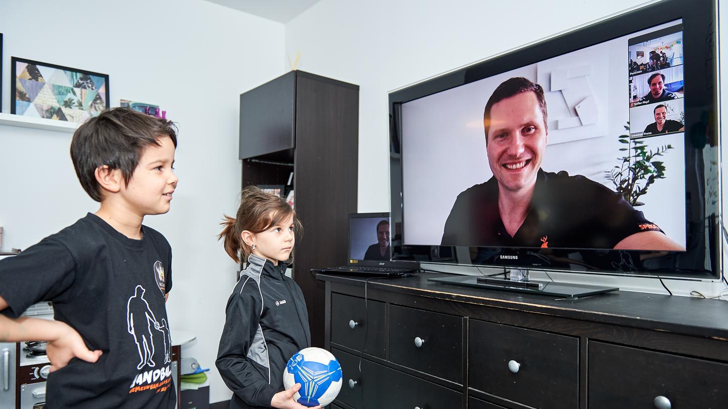 Handballweltmeister Sebastian Preiß hatte viel Spaß mit den Kindern der Familie Persch beim Livestream im Wohnzimmer. Die beiden spielen Handball bei den Minis der HG Zirndorf, ihre Eltern Burcin und Maximilian Persch gehören zum Trainerteam.