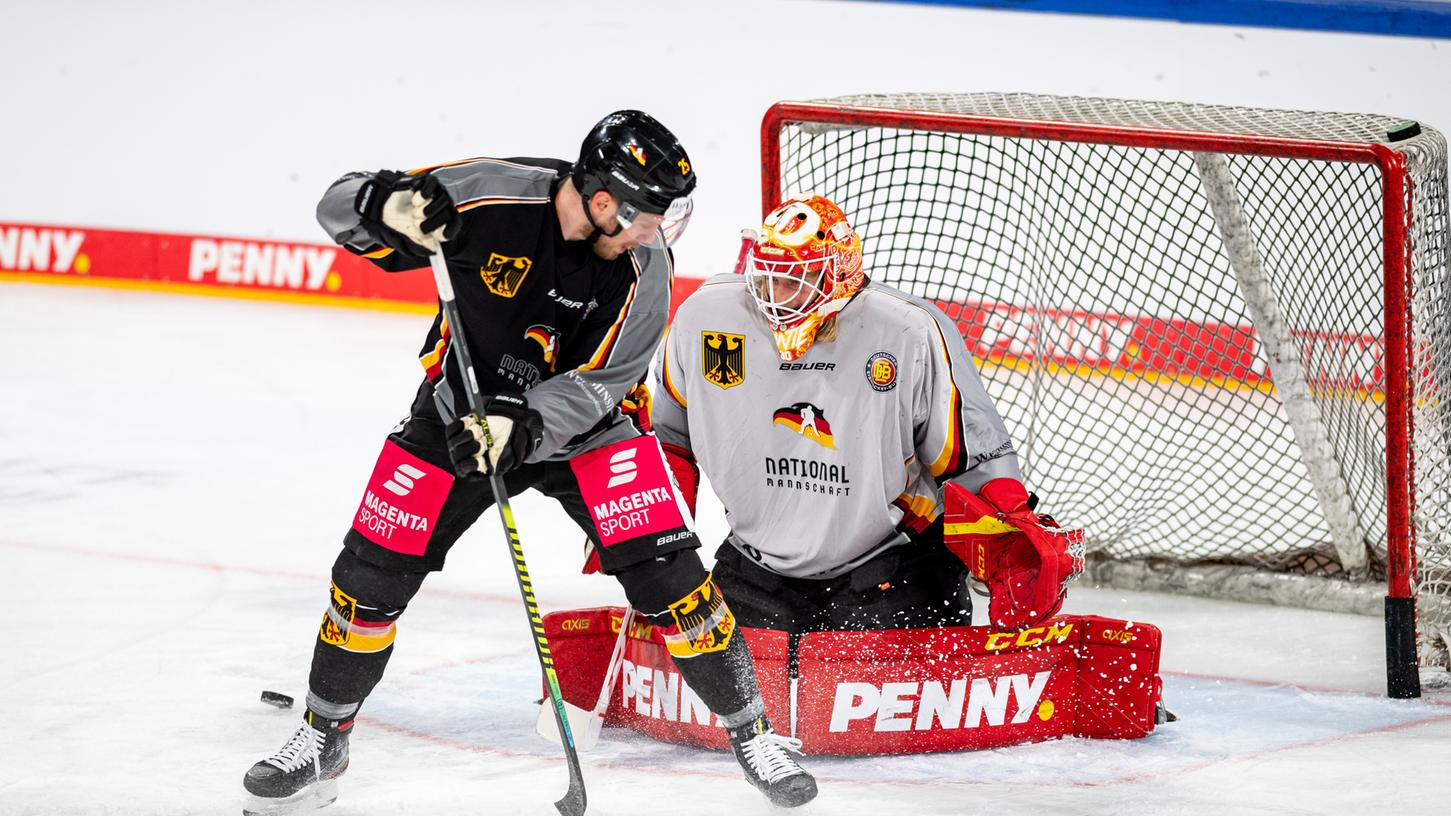 Torjäger bei der Arbeit: Daniel Schmölz prüft Torhüter Mirko Pantkowski im Training.
Torjäger bei der Arbeit: Daniel Schmölz prüft Torhüter Mirko Pantkowski im Training.