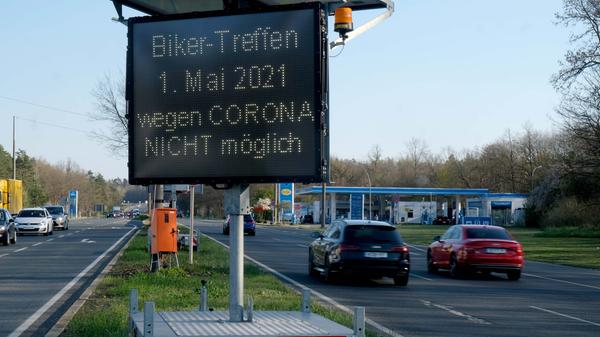 Schon zum zweiten Mal ist der klassische Mai-Ausflug gestrichen: Traditionell versammeln sich am Feiertag 1. Mai Hunderte von Motorradfahrern im Nürnberger Süden zu einer gemeinsamen Ausfahrt. Die fiel schon im vergangenen Jahr flach - und soll und darf auch dieses Jahr nicht stattfinden. Stattdessen wurde eine Versammlung auf dem Volksfestplatz angekündigt.