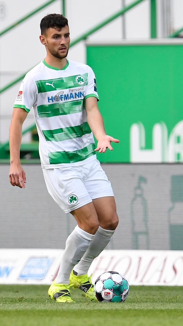 In der Dreierkette gab Maximilian Bauer den souveränen Abwehrchef im Zentrum – und hatte dabei sogar noch Zeit ab und zu den Ball nach vorne zu tragen. Dass er in einigen Szenen und vor allem zu Beginn zu weit von seinen Gegenspielern entfernt war, hatte er nicht exklusiv, das galt fast für alle Fürther. Als es in der Schlussviertelstunde hektisch wurde, war er dem Team auch ein emotionaler Anführer.