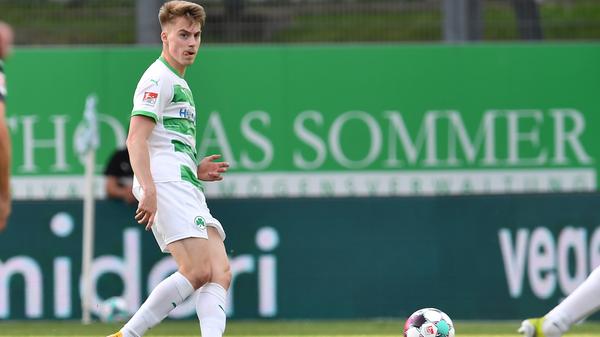 Etwas überraschend war Luca Itter in die Startelf gerutscht. Verantwortlich dafür: das veränderte System - und dass Itter in Fürth die Zukunft sein könnte als Linksverteidiger. Dass er dem Kleeblatt noch nicht das geben kann, was David Raum dem Kleeblatt an den meisten Spieltagen in dieser Saison gegeben hat, ist logisch, zumal er gegen Sandhausen ja auch eine andere, eine viel defensivere Rolle inne hatte.