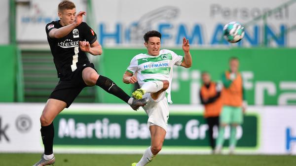 Dass Stefan Leitl gegen Sandhausen nicht auf die Raute setzte, machte sich vor allem bei den beiden nominellen Außenverteidigern bemerkbar. Marco Meyerhöfer und David Raum kamen nicht wie gewohnt zur Geltung, wobei Meyerhöfer noch den aktiveren Eindruck hinterließ. In der ersten Halbzeit setzte er einmal Paul Seguin schön in Szene, in der zweiten schlug er die Flanke auf Havard Nielsen, dessen Kopfball über Umwege im Tor landete. Defensiv war das Kleeblatt auch auf seiner Seite ungewohnt anfällig.