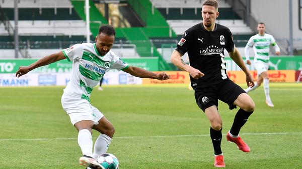 Für den feinen Techniker Julian Green sind Gegner wie Sandhausen eher selten ein Vergnügen. Dass die meisten Gegenspieler größer, breiter, robuster, allerdings auch schwerfälliger waren, nutzte er zu selten, um seine Geschwindigkeit auszuspielen. In der 21. Minute hätte er nach freundlicher Einladung trotzdem Torschütze werden können, verpasste aber einen früheren Abschluss oder ein gutes Abspiel in die Mitte. Nach 58 Minuten musste er dem noch schnelleren Abiama weichen.