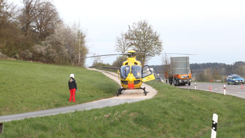 Hubschrauber im Einsatz: Biker prallt im Kreis Ansbach gegen Auto