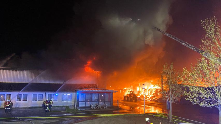 Beim Brand eines Recyclinghofs in Rothenburg ob der Tauber im Landkreis Ansbach ist ein Schaden von mehreren Millionen Euro entstanden.