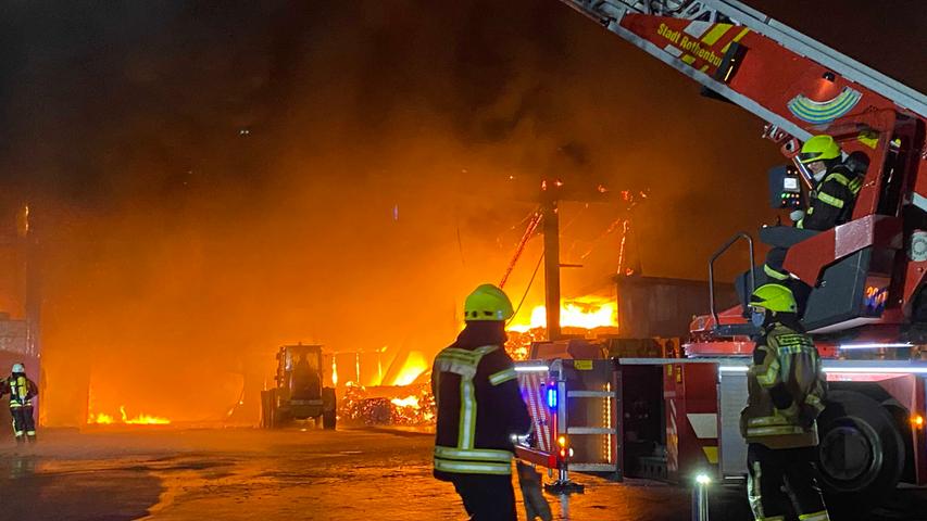 Beim Eintreffen der alarmierten Rettungskräfte standen bereits mehrere Gebäude des Betriebes komplett in Flammen. Die Feuerwehr war zwischenzeitlich mit 200 Einsatzkräften vor Ort.
