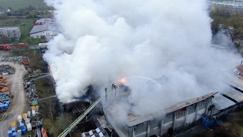 Großbrand in Rothenburg: Kompletter Wertstoffhof in Flammen