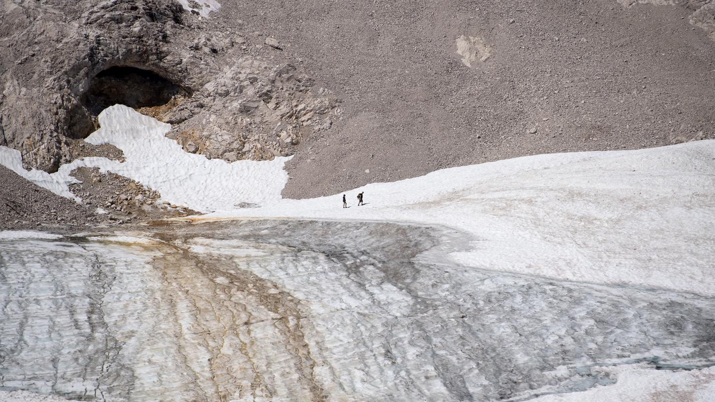 Die bayerischen Gletscher schrumpfen immer weiter. Auch auf der Zugspitze werden sie schon bald komplett verschwunden sein.
Die bayerischen Gletscher schrumpfen immer weiter. Auch auf der Zugspitze werden sie schon bald komplett verschwunden sein.