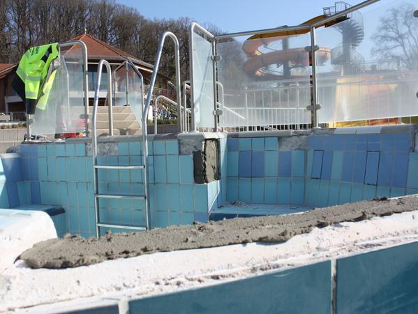 Im Spiel- und Spaßbecken gibt es noch ein bisschen was zu tun, die Fliesenarbeiten liegen aber bereits in den letzten Zügen.
Im Spiel- und Spaßbecken gibt es noch ein bisschen was zu tun, die Fliesenarbeiten liegen aber bereits in den letzten Zügen.