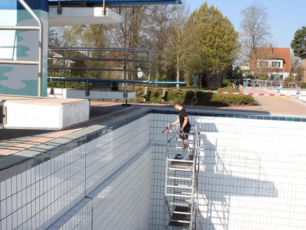 „Auswintern“ im Waldbad am Limes: Auszubildender Lucas Babel legt im großen Sportbecken letzte Hand an, bevor es dort „Wasser marsch“ heißt.
„Auswintern“ im Waldbad am Limes: Auszubildender Lucas Babel legt im großen Sportbecken letzte Hand an, bevor es dort „Wasser marsch“ heißt.