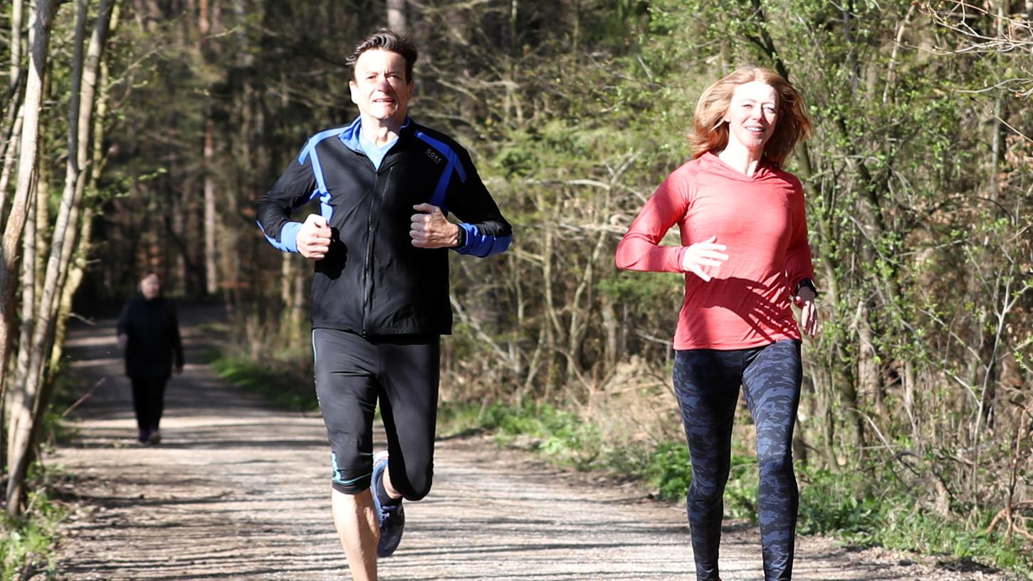 Elke Richter (rechts) beginnt ihren Sonntag mit einer Joggingrunde im Fürther Stadtwald. Die ambitionierte Läuferin ist Mitglied beim Lauftreff des SV Weiherhof, dessen Vereinsgelände der Startpunkt ist. Die Strecke ist für jedermann geeignet, findet sie.
