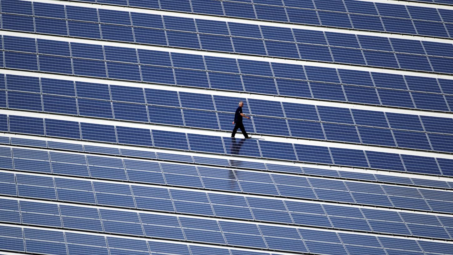 Auch mit Solarpflicht werden in Zukunft wohl nur wenige Dächer in Bayern so aussehen wie auf diesem Foto: Nur ein Drittel der geeigneten Dachflächen muss bei Neubauten im Freistaat künftig von Solarmodulen bedeckt sein.
Auch mit Solarpflicht werden in Zukunft wohl nur wenige Dächer in Bayern so aussehen wie auf diesem Foto: Nur ein Drittel der geeigneten Dachflächen muss bei Neubauten im Freistaat künftig von Solarmodulen bedeckt sein.