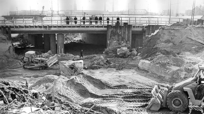 1965 nahm die Kreuzung des neuen Frankenschnellwegs an der Fürther Stadtgrenze langsam Konturen an.
1965 nahm die Kreuzung des neuen Frankenschnellwegs an der Fürther Stadtgrenze langsam Konturen an.