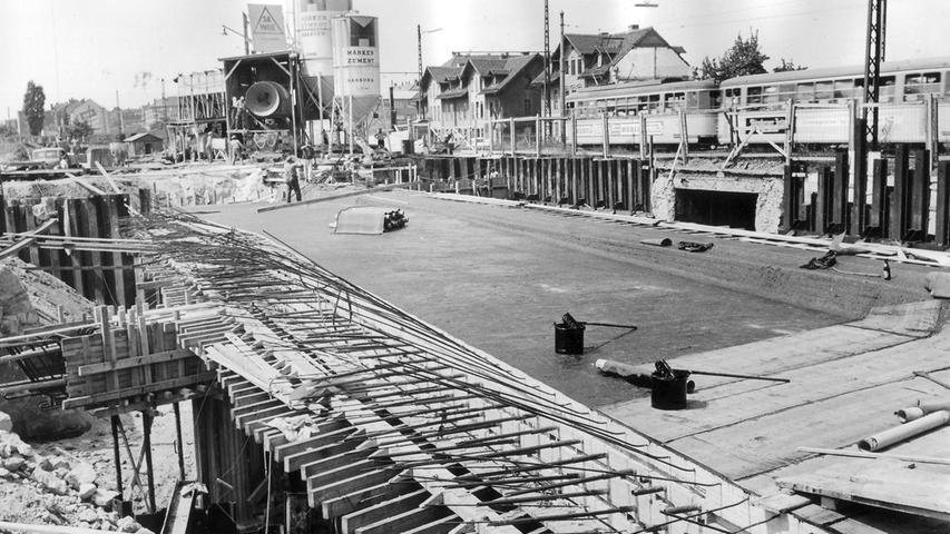 Im Juli 1963 meldete die Nürnberger Nachrichten mit diesem Bild: "Ein Teil der Brücke, von der die Fürther Straße bei Doos über die Schnellstraße geführt wird, ist bereits fertig. Jetzt muss die Straßenbahn auf dieses Stück verlegt werden, damit weitergebaut werden kann. Allein diese "Zwischenlösung" kostet schon 71.000 Mark.