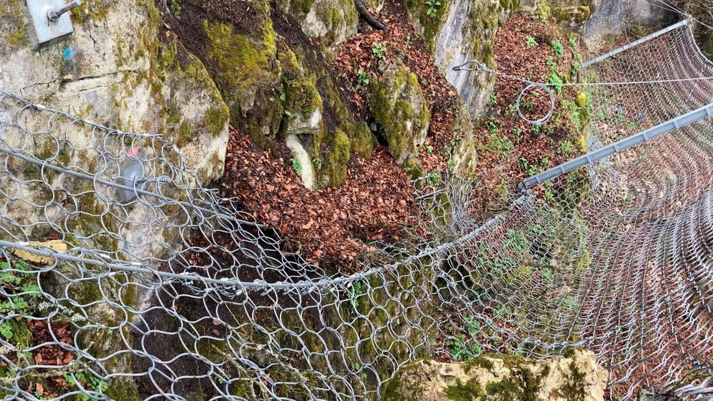Ein Dolomit-Felsbrocken mit etwa einer Tonne ist im Winter abgegangen. Der Sicherungszaun hat Schlimmeres verhindert.
Ein Dolomit-Felsbrocken mit etwa einer Tonne ist im Winter abgegangen. Der Sicherungszaun hat Schlimmeres verhindert.