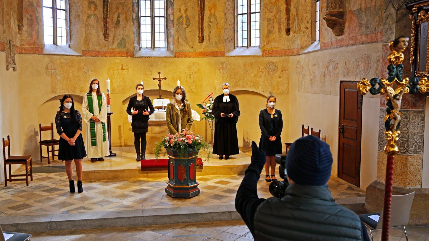 "Dann doch noch ganz schön und festlich": Konfirmandinnen in der Johanneskirche in Nürnberg-Eibach in einem von acht Mini-Konfirmationsgottesdiensten beim Gruppenfoto.  