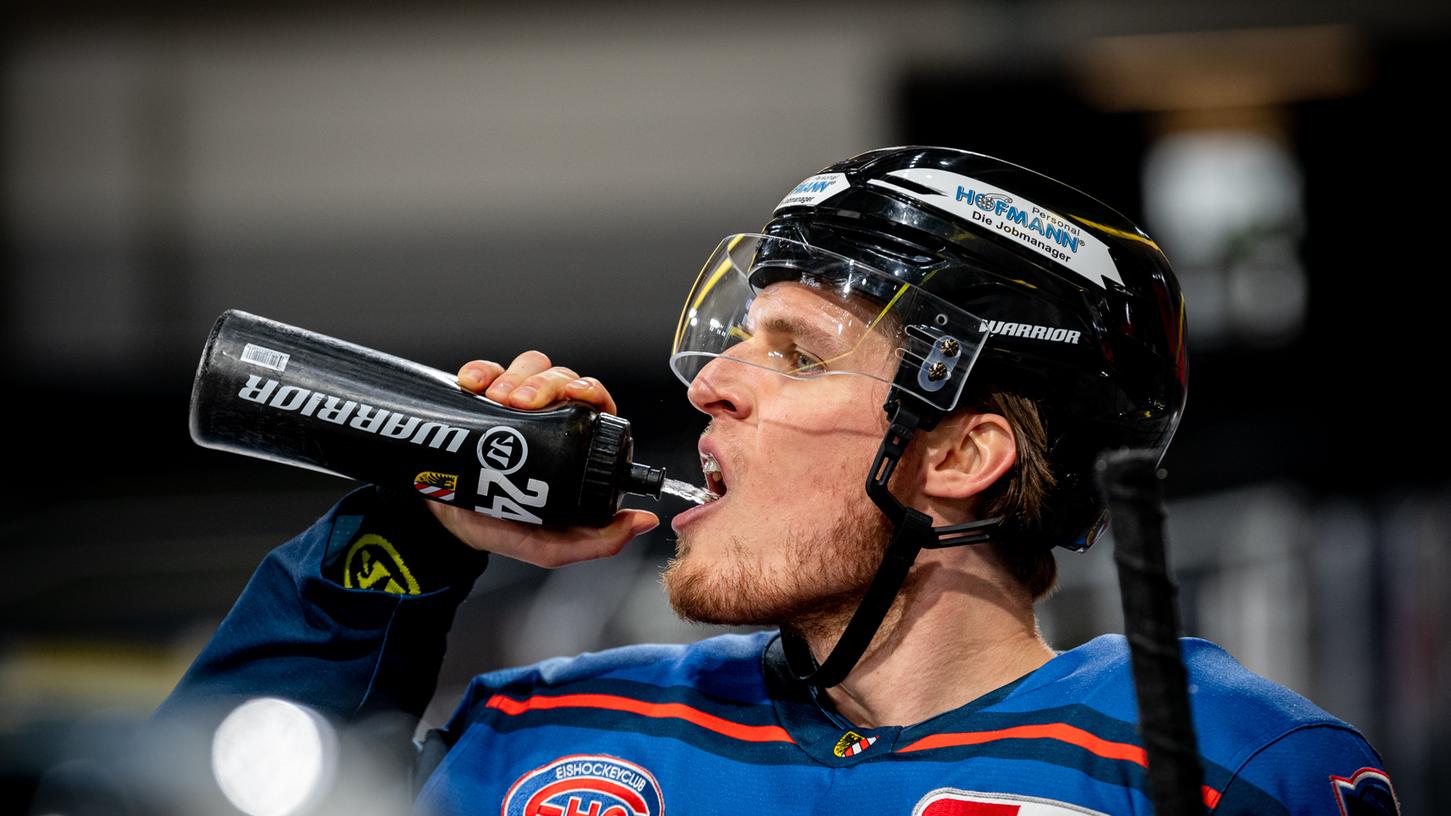 Prost, auf zwei weitere Jahre im Trikot der Ice Tigers: Marcus Weber bleibt ein Nürnberger.
Prost, auf zwei weitere Jahre im Trikot der Ice Tigers: Marcus Weber bleibt ein Nürnberger.