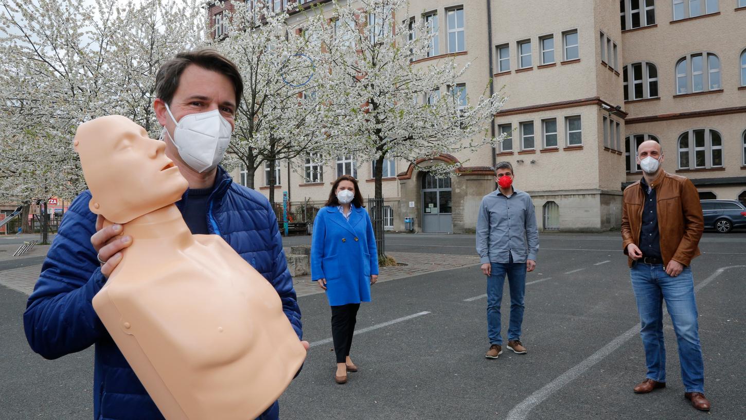 Reanimationspuppen für die Scharrer-Mittelschule: Darüber freuen sich Lehrer Stefan Reinlein (vorne), Schulreferentin Cornelia Trinkl, Rektor Markus Philipp und Anästhesist Christian Engelen (von links).