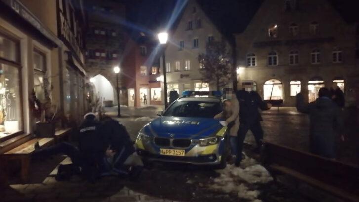 Ein Video zeigt die Eskalation bei der Demonstration auf dem Laufer Marktplatz. Laut Polizeipräsidium wurden dabei drei Beamte verletzt. Ein Video zeigt die Eskalation bei der Demonstration auf dem Laufer Marktplatz. Laut Polizeipräsidium wurden dabei drei Beamte verletzt.