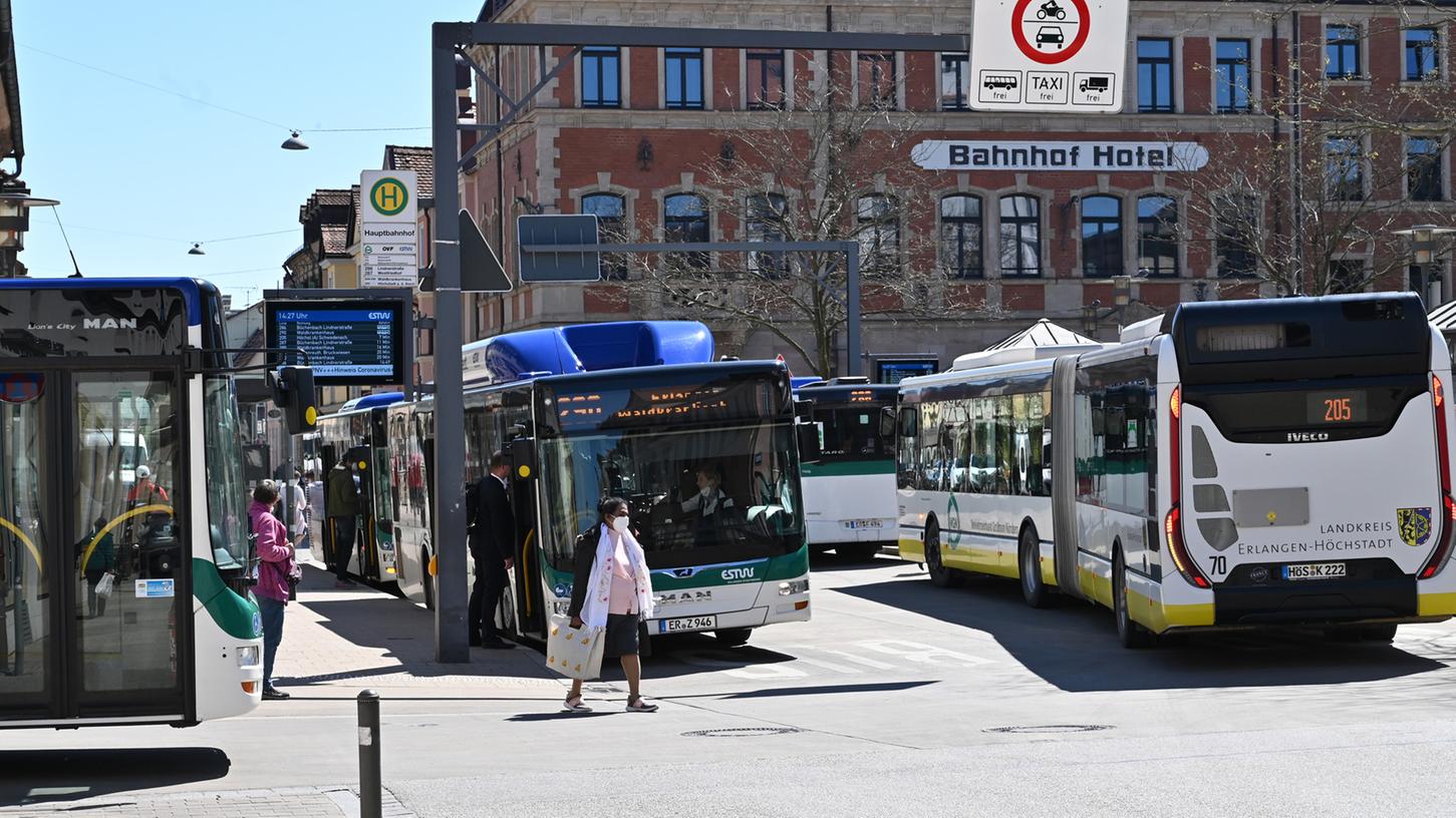 Die so genannte Klinik-Linie in Erlangen soll von 2022 an kostenfrei werden und im Jahr darauf ausgeweitet werden.
Die so genannte Klinik-Linie in Erlangen soll von 2022 an kostenfrei werden und im Jahr darauf ausgeweitet werden.