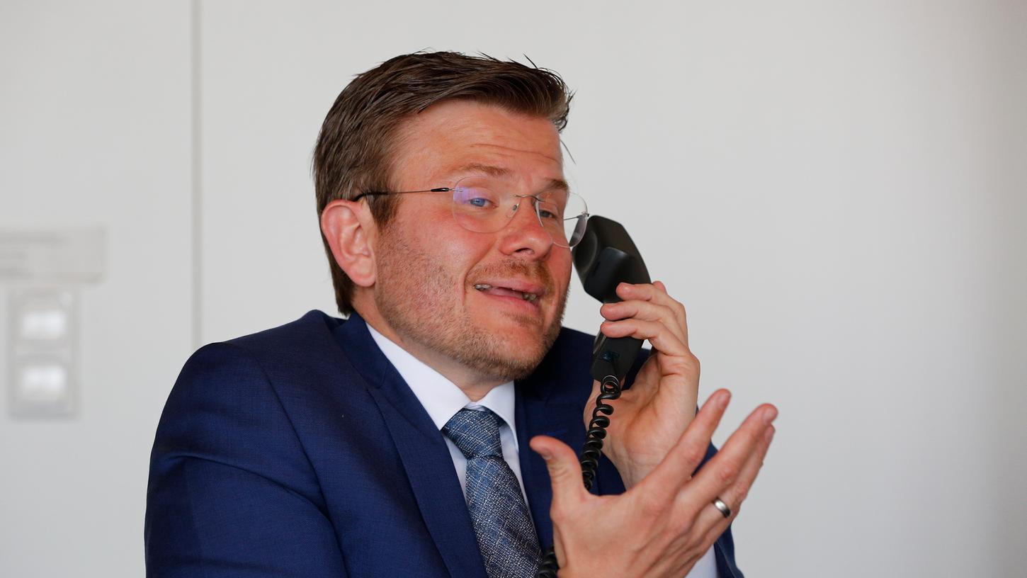 Oberbürgermeister Marcus König erklärte den Anrufern geduldig, warum sich dieses oder jenes Problem nicht sofort lösen lässt.
Oberbürgermeister Marcus König erklärte den Anrufern geduldig, warum sich dieses oder jenes Problem nicht sofort lösen lässt.