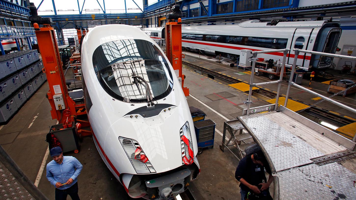 Für die tägliche Pflege und Wartung ihrer ICE-Züge will die Bahn ein neues Werk im Großraum Nürnberg errichten. Die zentrale Halle des Werks muss für mehrere Züge von bis zu 400 Metern Länge Platz bieten.
Für die tägliche Pflege und Wartung ihrer ICE-Züge will die Bahn ein neues Werk im Großraum Nürnberg errichten. Die zentrale Halle des Werks muss für mehrere Züge von bis zu 400 Metern Länge Platz bieten.