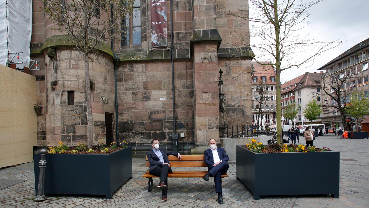 Neue Bäume, neue Bänke: Baureferent Daniel Ulrich (li.) und Bürgermeister Christian Vogel sitzen an der Lorenzkirche schon mal Probe.  