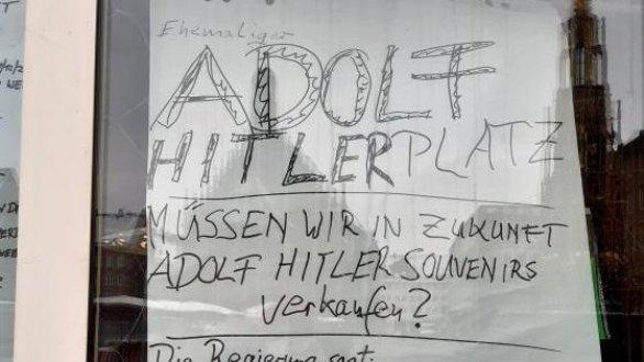 Reine Provokation? Warum der Inhaber hier die Frage stellt, ob er künftig Adolf-Hitler-Souvenirs verkaufen müsse, erschließt sich nicht.