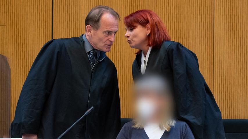 Die Angeklagte Susanne G. (vorne) wird von den Szeneanwälten Wolfram Nahrath (l) und Nicole Schneiders (r) vertreten.
