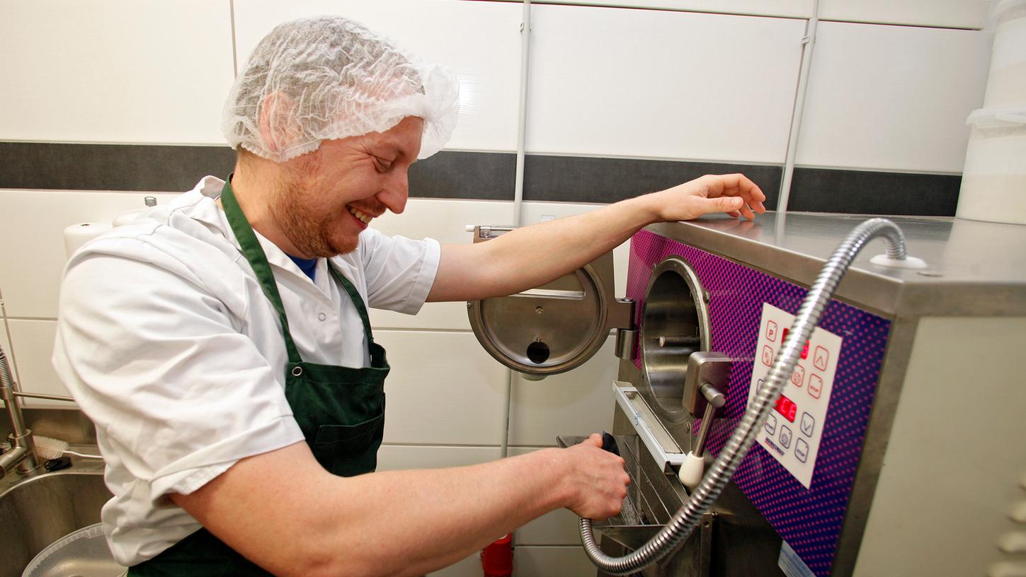 "Eis im Glück"-Chef Michael Medrea produziert seine kalte Köstlichkeit jetzt auch in der Fürther Straße.