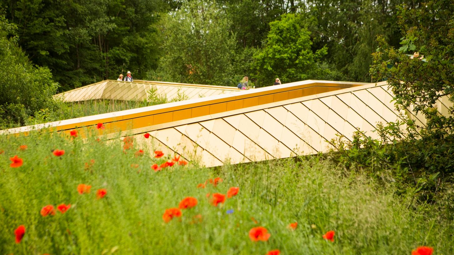 Der Goldene Weihersteig schlängelt sich durch unterschiedliches Terrain: hier durch ein sehr grünes, an anderer Stelle einen Schotterhügel hinauf - und dieser steht in der Kritik. Der Goldene Weihersteig schlängelt sich durch unterschiedliches Terrain: hier durch ein sehr grünes, an anderer Stelle einen Schotterhügel hinauf - und dieser steht in der Kritik.