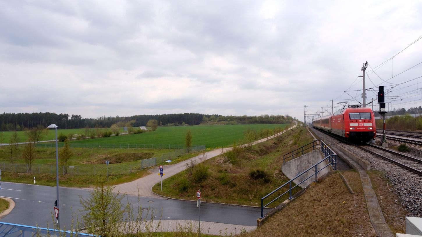 Der Blick vom Allersberger Bahnhof nach Nordosten: Gleich über der Straße beginnt der mögliche Standort Allersberg/Pyrbaum für das neue ICE-Instandhaltungswerk. 