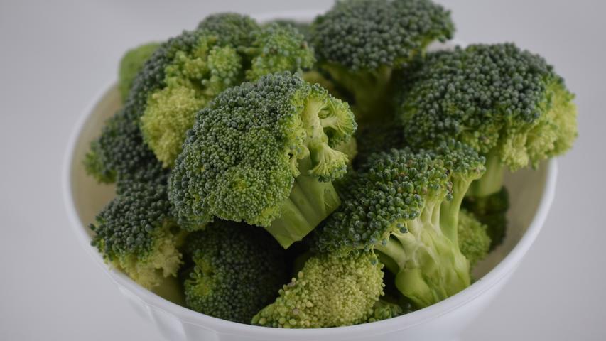 Brokkoli ist ein relativ kalziumreiches Gemüse. Es kann damit dazu beitragen, den Tagesbedarf an dem Mineralstoff zu decken. Karotin und Magnesium enthält er ebenfalls.