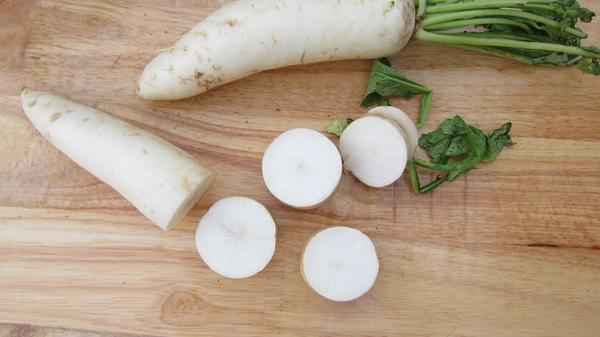 Der Rettich ist ein kalorienarmes Gemüse, das Vitamine der B-Gruppe und Vitamin C enthält. Die Wurzel ist zudem reich an den Mineralstoffen Kalium und Kalzium. Die im Rettich enthaltenen Senföle verleihen ihm den typischen Geruch und den leicht scharfen Geschmack.