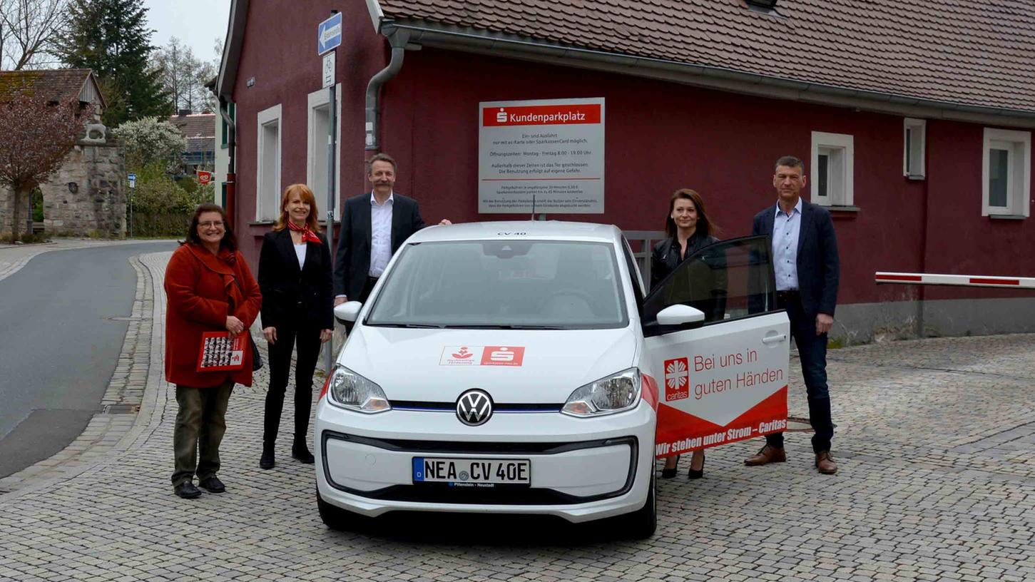 Die Vorsitzende des Caritasverband, Sabine Herderich (l.), der geschäftsführende Vorstand Andreas Schilling (r.) und die stellvertretende Pflegeleitung Ina Burgard (2.v.r.) freuen sich über die Spende, übergeben von Sparkassendirektor Gunther Frautz (3.v.l.) und Manuela Hofmann (2.v.l.), Leiterin Marketing.
Die Vorsitzende des Caritasverband, Sabine Herderich (l.), der geschäftsführende Vorstand Andreas Schilling (r.) und die stellvertretende Pflegeleitung Ina Burgard (2.v.r.) freuen sich über die Spende, übergeben von Sparkassendirektor Gunther Frautz (3.v.l.) und Manuela Hofmann (2.v.l.), Leiterin Marketing.