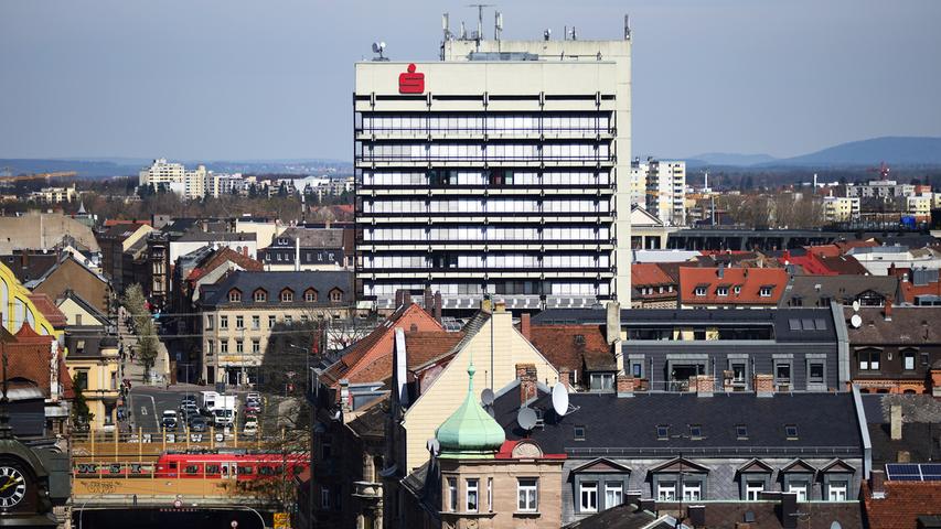 Ein typisches Bauwerk der betonlastigen 70er Jahre ist das Sparkassenhochhaus an der Maxstraße, seit 1974 Zentrale des kommunalen Finanzinstituts. Zusammen mit dem nicht weit entfernten Bahnhofcenter ragt es aus dem Stadtbild heraus - nach Ansicht vieler nicht gerade zur Zierde von Fürth.