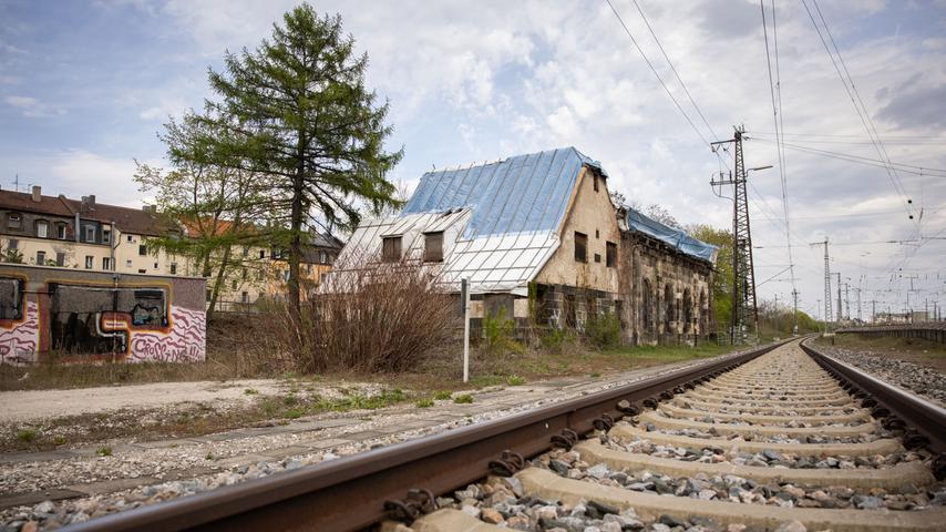 Der Lokschuppen nahe der Stadtgrenze zu Nürnberg ist das älteste Denkmal der Eisenbahngeschichte in Mittelfranken. Zudem gilt er als einer der ältesten noch erhaltenen Lokschuppen Deutschlands - dennoch verfällt er zum Leidwesen von Denkmalschützern seit Jahren.