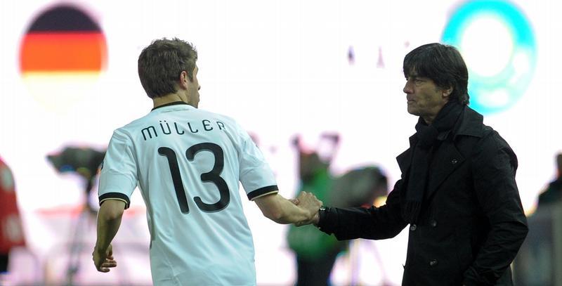 Thomas Müller, hier im Austausch mit Bundestrainer Joachim Löw, will den Sieg gegen Irland mit aller Macht erzwingen.