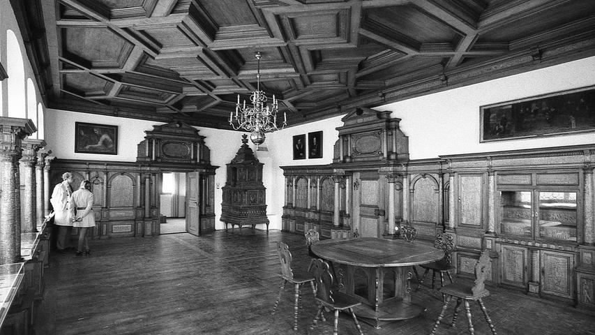 Nachdem das Haus Albrecht Dürers ein frisches Gesicht erhielt und das Spielzeugmuseum seinen Einstand hinter sich hat, lädt das Fembohaus am Burgberg ab morgen zu einem beschaulichen Gang durch die Geschichte ein.  Hier geht es zum Kalenderblatt vom 1. Mai 1971 : Wein aus dem Löwenbrunnen.