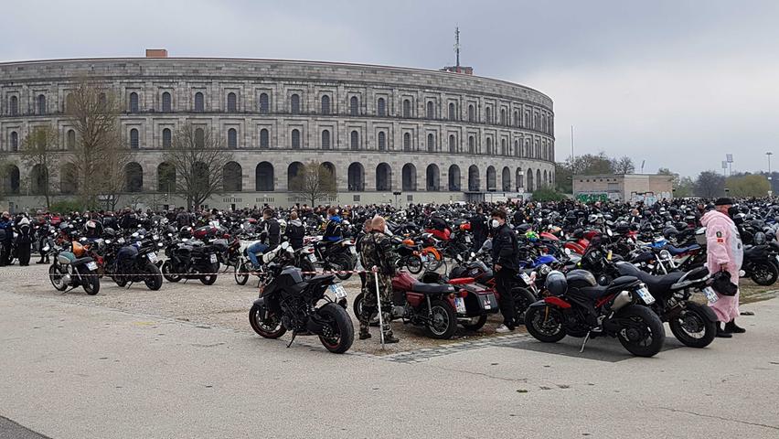 Auf dem Volksfestplatz im Süden Nürnbergs treffen sich vergangenes Wochenende rund 7500 Biker und Bikerinnen. Das Treffen war zugelassen. Die Motorfans wollen gegen die Einschränkungen ihres Hobbies demonstrieren. Die Versammlung "Free Ride 2021" war coronabedingt die größte in ganz Bayern am Kampftag der Arbeiterklasse, dem 1. Mai. 