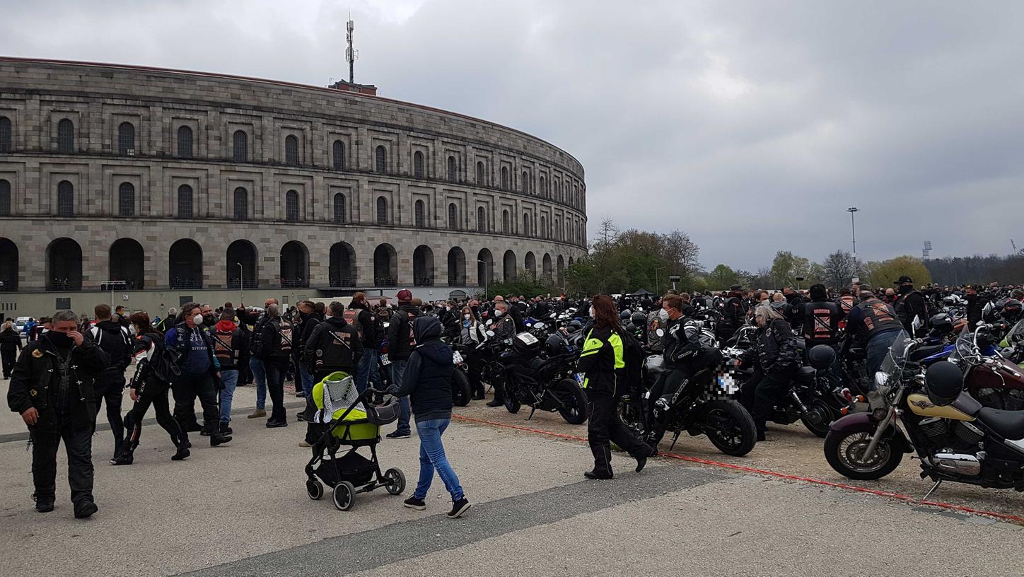 Motorräder, soweit das Auge reicht: Tausende Biker trafen sich am Samstag auf dem Volksfestplatz, um gegen drohende Einschränkungen für Motorradfahrer zu protestieren.
